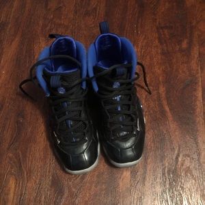 Selling kids Nike foamposite’s size 4
